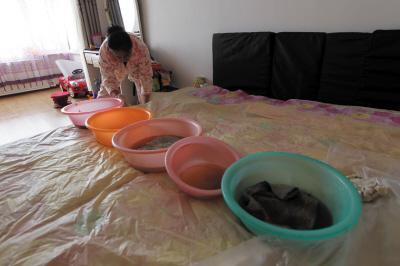 汶川楼上漏水，住户失联，小区没物管，业主维权难！律师来支招……